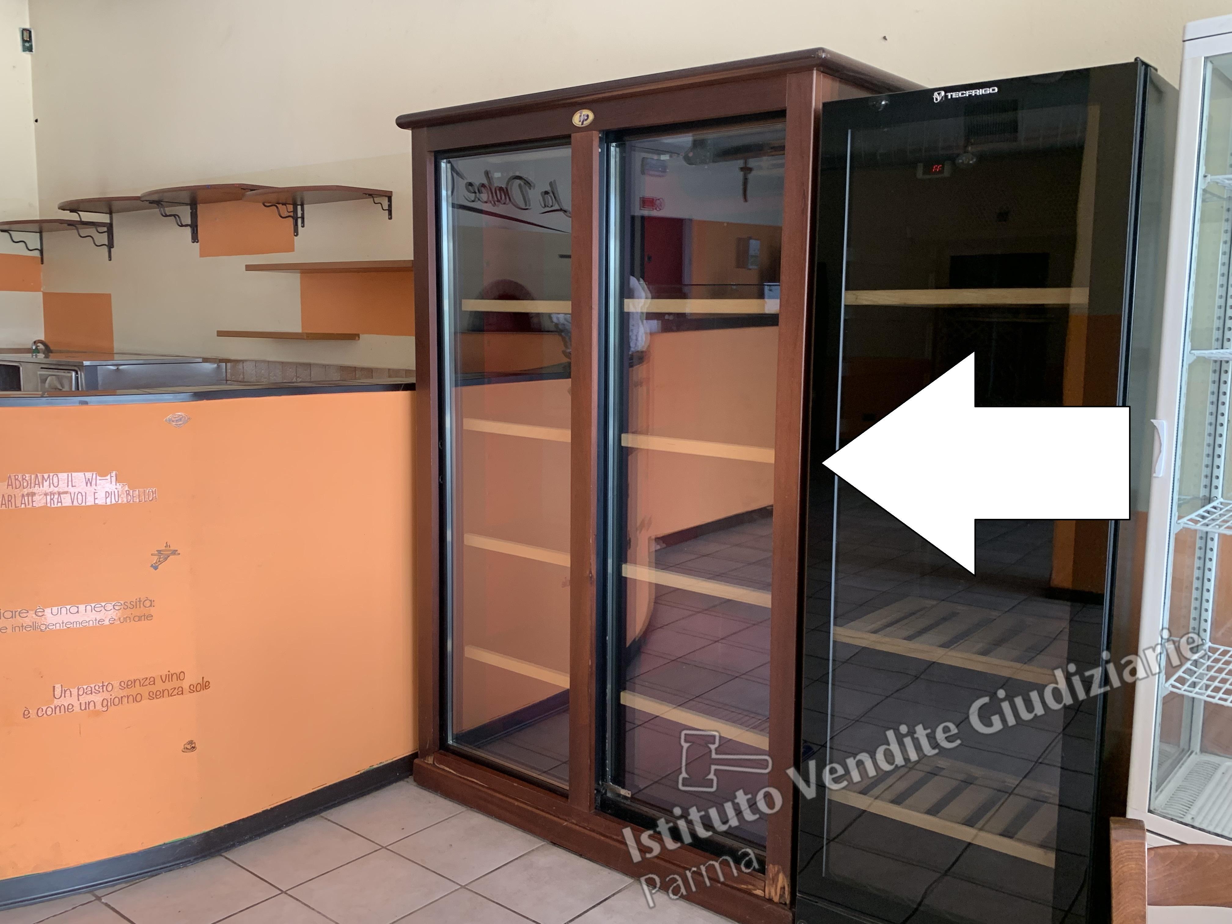 Vetrina espositiva refrigerata (POSITIVA) doppia porta con telaio in legno,  marca IP INDUSTRIES, misure: Mt. 1,30 X 1,95 X 0,55 circa